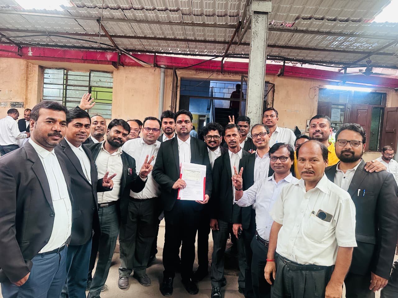 धनबाद बार संघ के चुनाव में अधिवक्ता  जय शंकर ने गवर्निंग काउंसिल सदस्य पद के लिए नामांकन दाखिल किया…