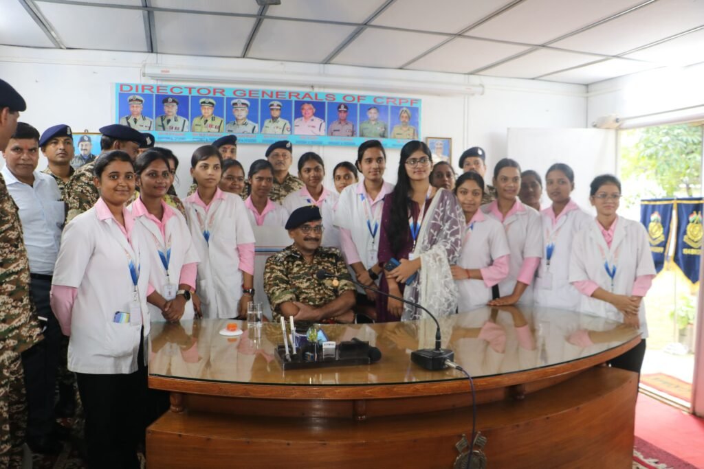 सी.आर.पी.एफ. 154 बटालियन जवानों की कलाई पर छात्राओं ने राखी बाँधकर उनके प्रति सम्मान एवं कृतज्ञता प्रकट की…