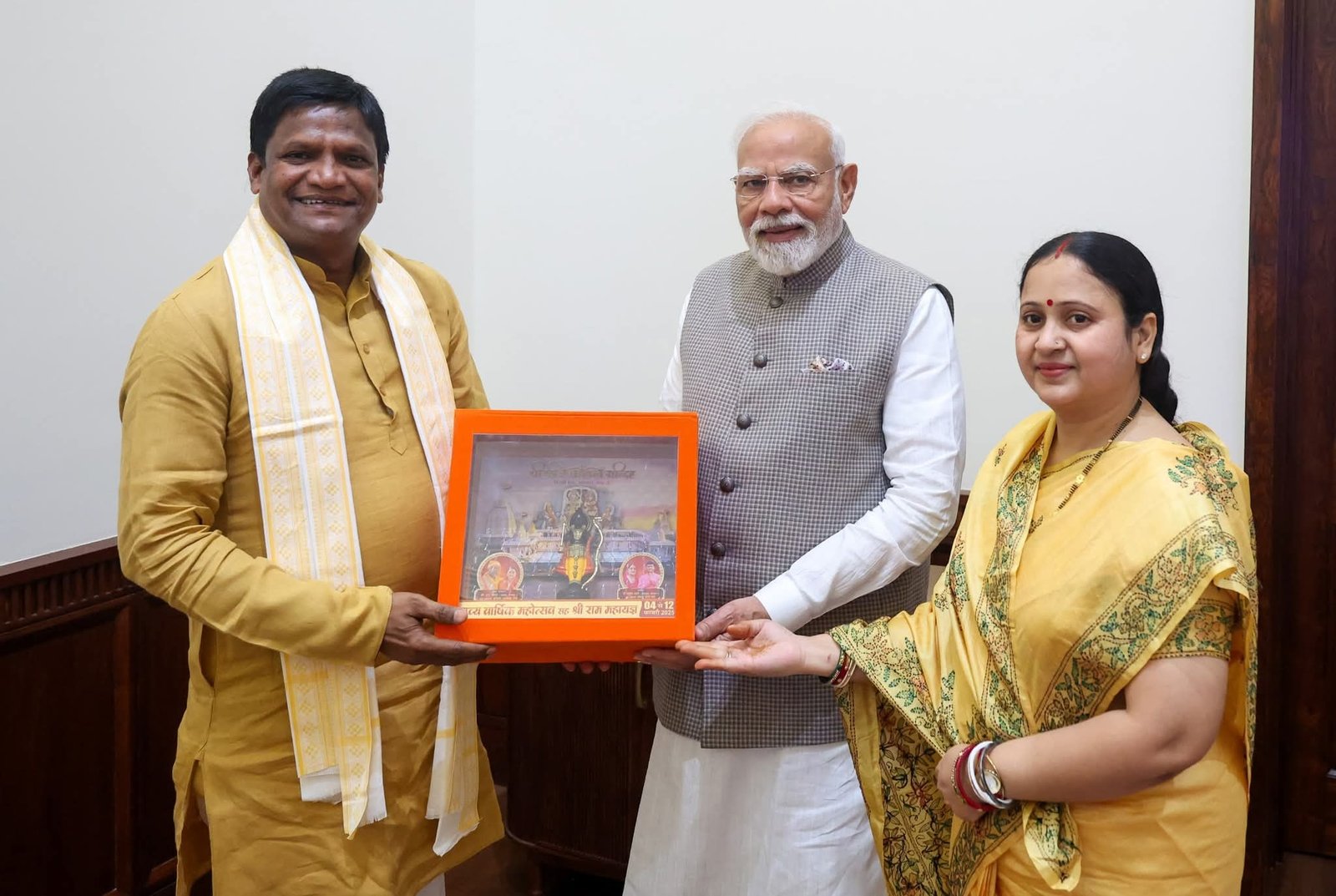 धनबाद MP ढुल्लू महतो ने अपने पत्नी के साथ PM मोदी से की मुलाकात.. सावित्री ने प्रधानमंत्री को भेंट की राखी..ढुल्लू महतो ने धनबाद में एयरपोर्ट की मांग…