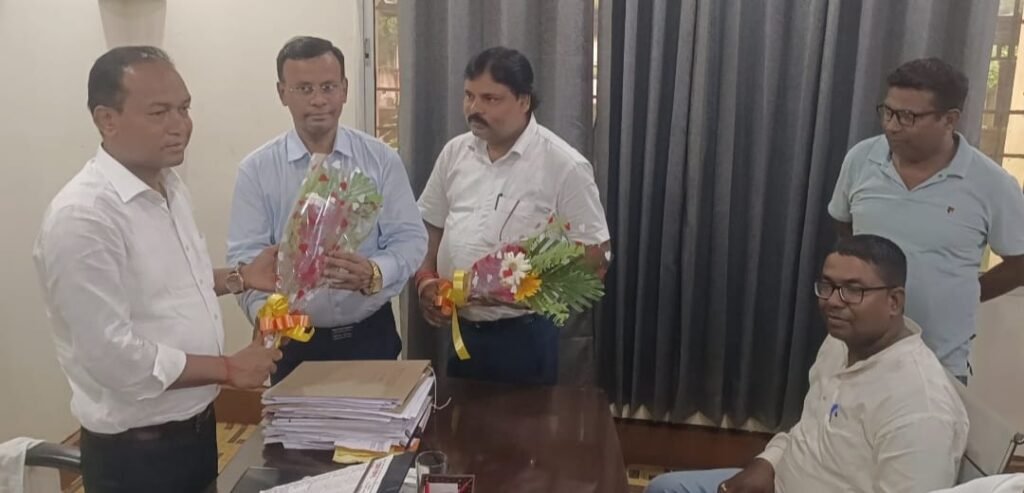 बाघमारा प्रखंड कार्यालय में गिरजानंद किस्कू ने दूसरी बार संभाला पदभार, इस बार CO के रूप में…