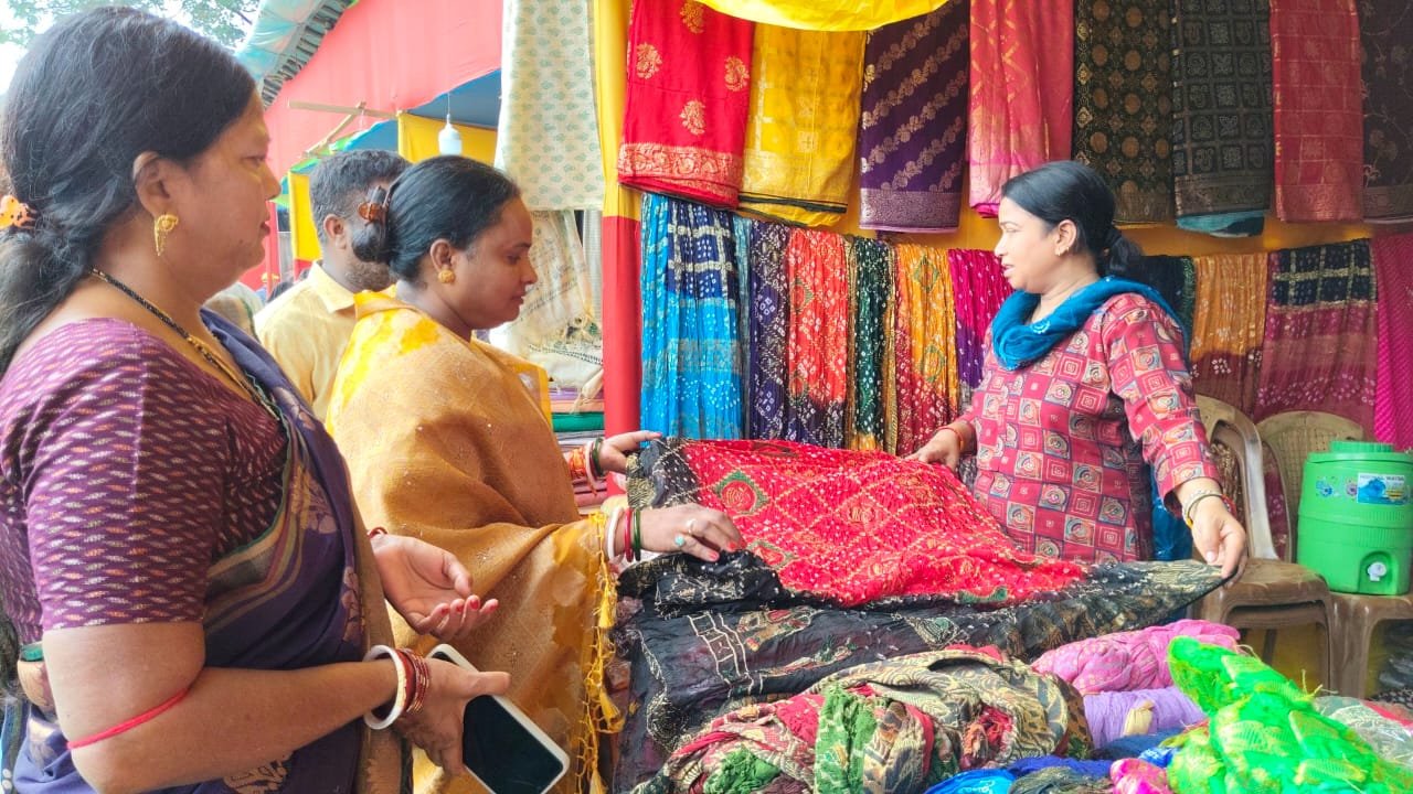 जिला परिषद मैदान में स्वदेशी हस्तशिल्प मेला का हुआ उद्घाटन…