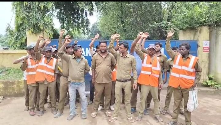 शहर में कचरा उठाव ठप, टिपर वाहन के चालक हेल्पर गए हड़ताल पर…