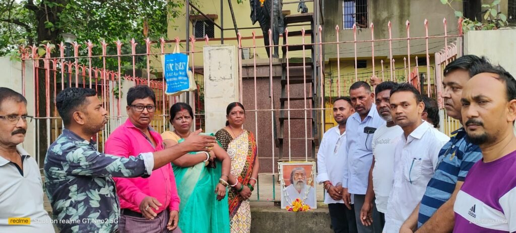 झरिया नगर कांग्रेस कमिटी के श्याम कुमार साहू के नेतृत्त्व में दिसोम गुरु शिबू सोरेन को श्रद्धांजलि अर्पित किया गया…