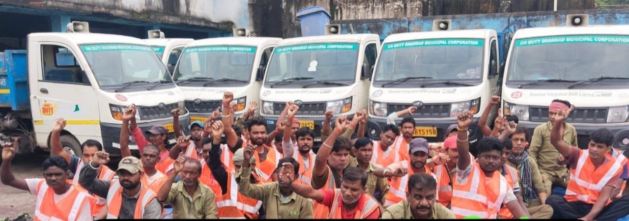 रेमकी कर्मियों की हड़ताल से धनबाद कोयलांचल में चरमराई सफाई व्यवस्था, धनबाद, झरिया, सिंदरी, कतरास में फैली गंदगी…