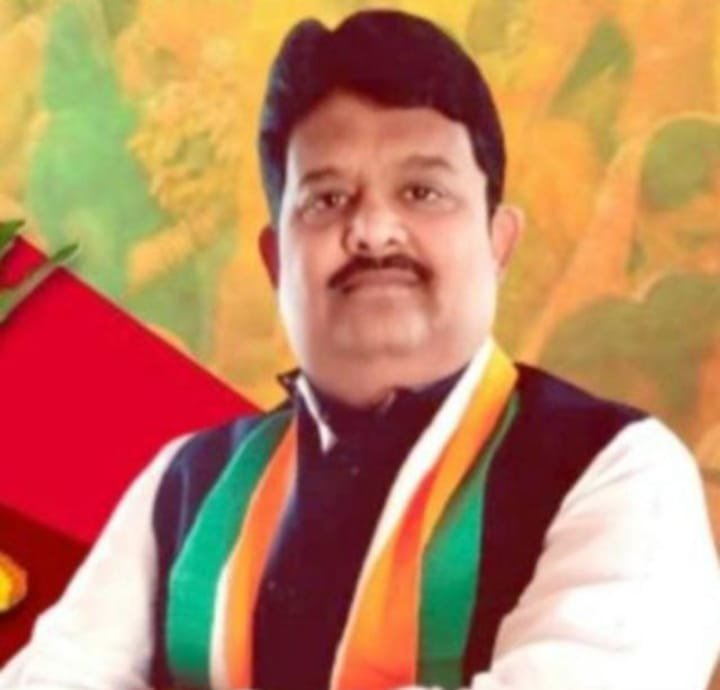 कांग्रेस नेता प्रभात सुरोलिया का आरोप, कहा, “फोटो सेशन के लिए सांसद ने सड़क पर की नौटंकी..जो गड्ढा भरवाया वो कीचड़ में तब्दील हो कर जानलेवा बन गई”…