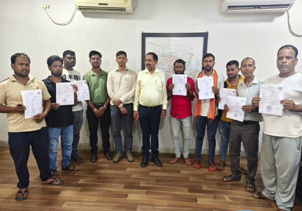 ऑटो रिक्शा चालकों को प्रदान किया परमिट…