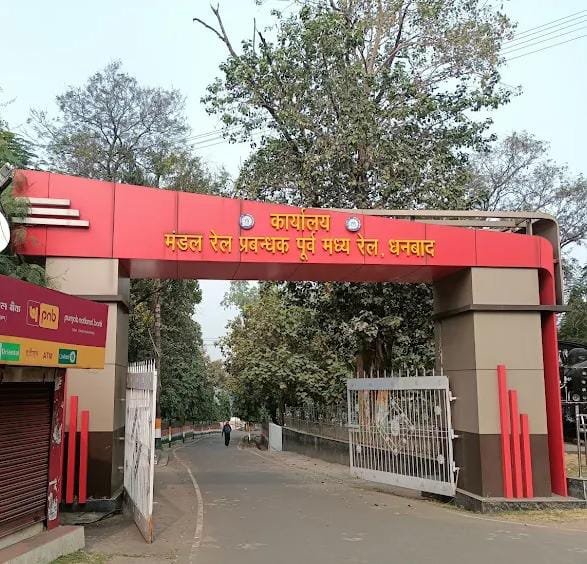 माल ढुलाई में अग्रणी रहने वाला धनबाद रेल मंडल पिछड़ा, आय में दूसरे स्थान पर रहा…