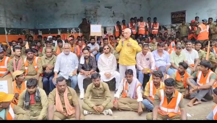 शहर में कचरा उठाव ठप, टिपर वाहन के चालक हेल्पर गए हड़ताल पर, नगर निगम और रिमकी एजेंसी के खिलाफ लगाये नारा…