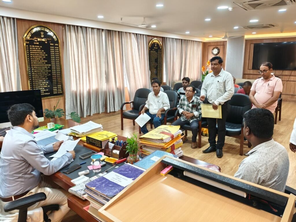 जनता दरबार में आमजनों की समस्याओं से अवगत हुए उपायुक्त…