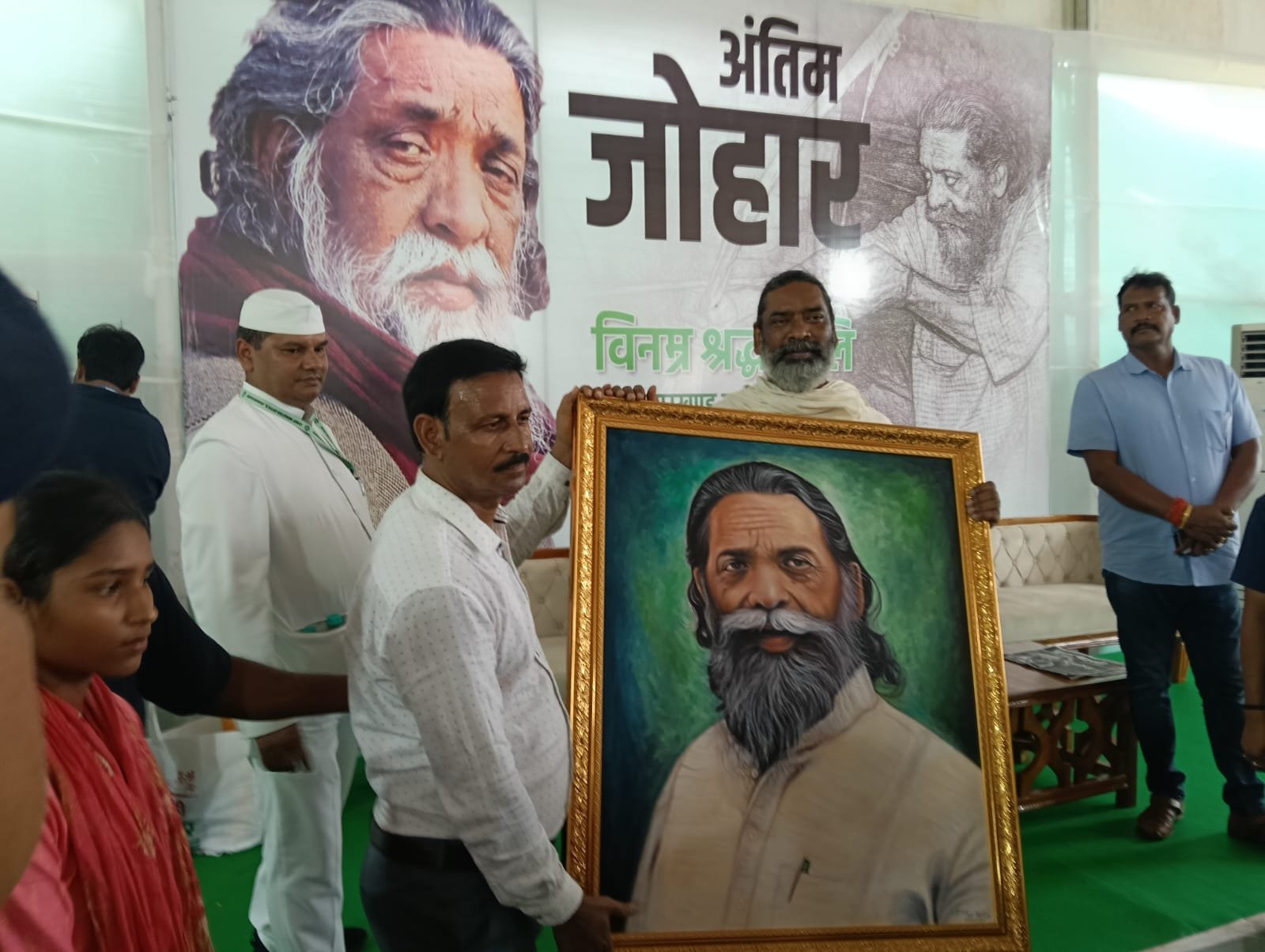 पाकुड़ के चित्रकार विनय घोष ने मुख्यमंत्री को समर्पित किया दिशोम गुरु का पोर्ट्रेट…