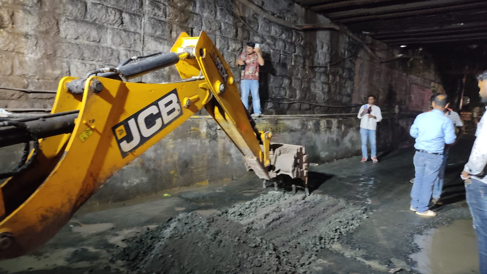 गया पुल अंडरपास एक हिस्से की सड़क का समतलीकरण पूरा…