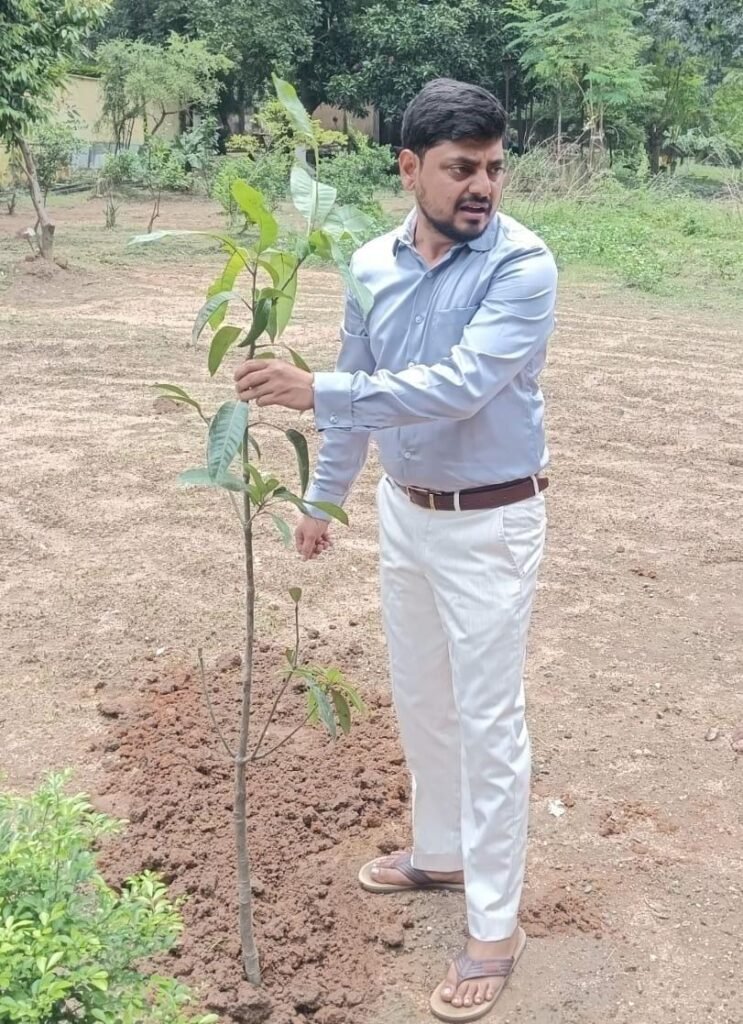 उपायुक्त ने अपने आवास व सर्किट हाउस में किया पौधारोपण..