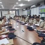 धनबाद SSP ने रात में क्राइम मीटिंग कर जिले में लंबे समय से फरार अपराधियों को पकड़ने दिए निर्देश, फैंसी नंबर प्लेट के खिलाफ चलेगा अभियान…SSP प्रभात कुमार ने कहा, जून जुलाई के डाटा के अनुसार धनबाद के अपराध ग्राफ में गिरावट आई है…