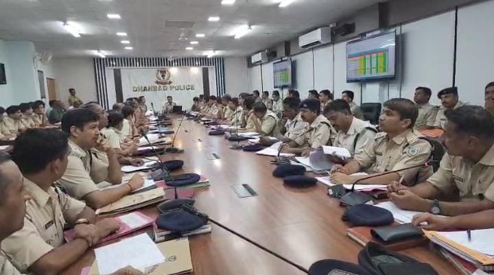 धनबाद SSP ने रात में क्राइम मीटिंग कर जिले में लंबे समय से फरार अपराधियों को पकड़ने दिए निर्देश, फैंसी नंबर प्लेट के खिलाफ चलेगा अभियान…SSP प्रभात कुमार ने कहा, जून जुलाई के डाटा के अनुसार धनबाद के अपराध ग्राफ में गिरावट आई है…
