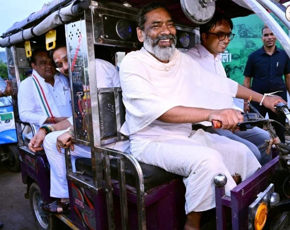 अपने गांव में ई-रिक्शा चलाते नजर आये सीएम हेमंत सोरेन, मंत्रियों को बैठाया पीछे, DC को बगल में….