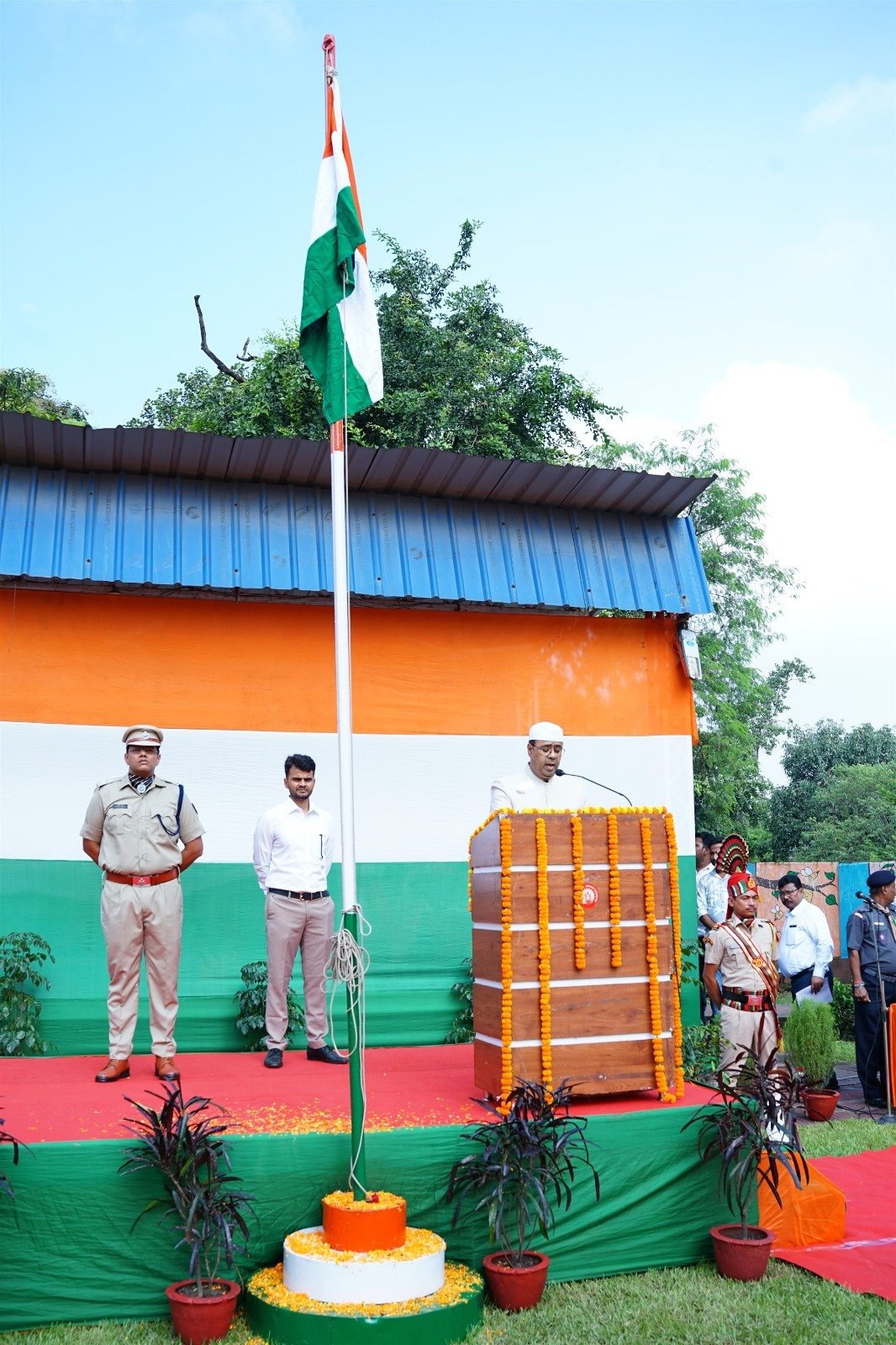 पूर्व मध्य रेल के धनबाद मंडल में हर्षोल्लास पूर्वक मनाया गया स्वतंत्रता दिवस..मंडल रेल प्रबंधक अखिलेश मिश्र ने किया ध्वजारोहण …