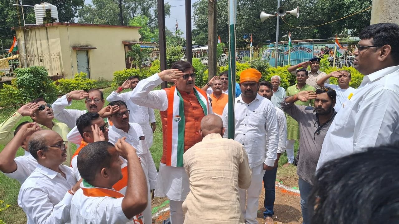 बीजेपी सचेतक MLA राज ने आवासीय कार्यालय में किया राष्ट्रध्वज का ध्वजारोहण…