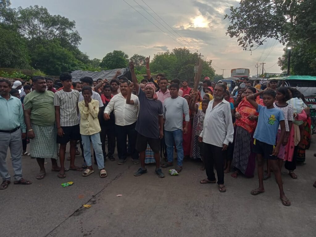 बीसीसीएल आउटसोर्सिंग द्वारा किए गए ब्लास्टिंग से घर में गिरा पत्थर,मोहरीबांध के मंडल परिवार बाल बाल बचा..पुनर्वास की हुई मांग…