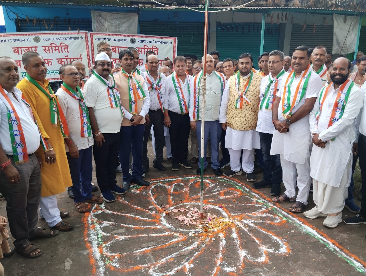 धनबाद बाजार समिति में चैंबर अध्यक्ष जितेंद्र अग्रवाल ने किया ध्वजारोहण…