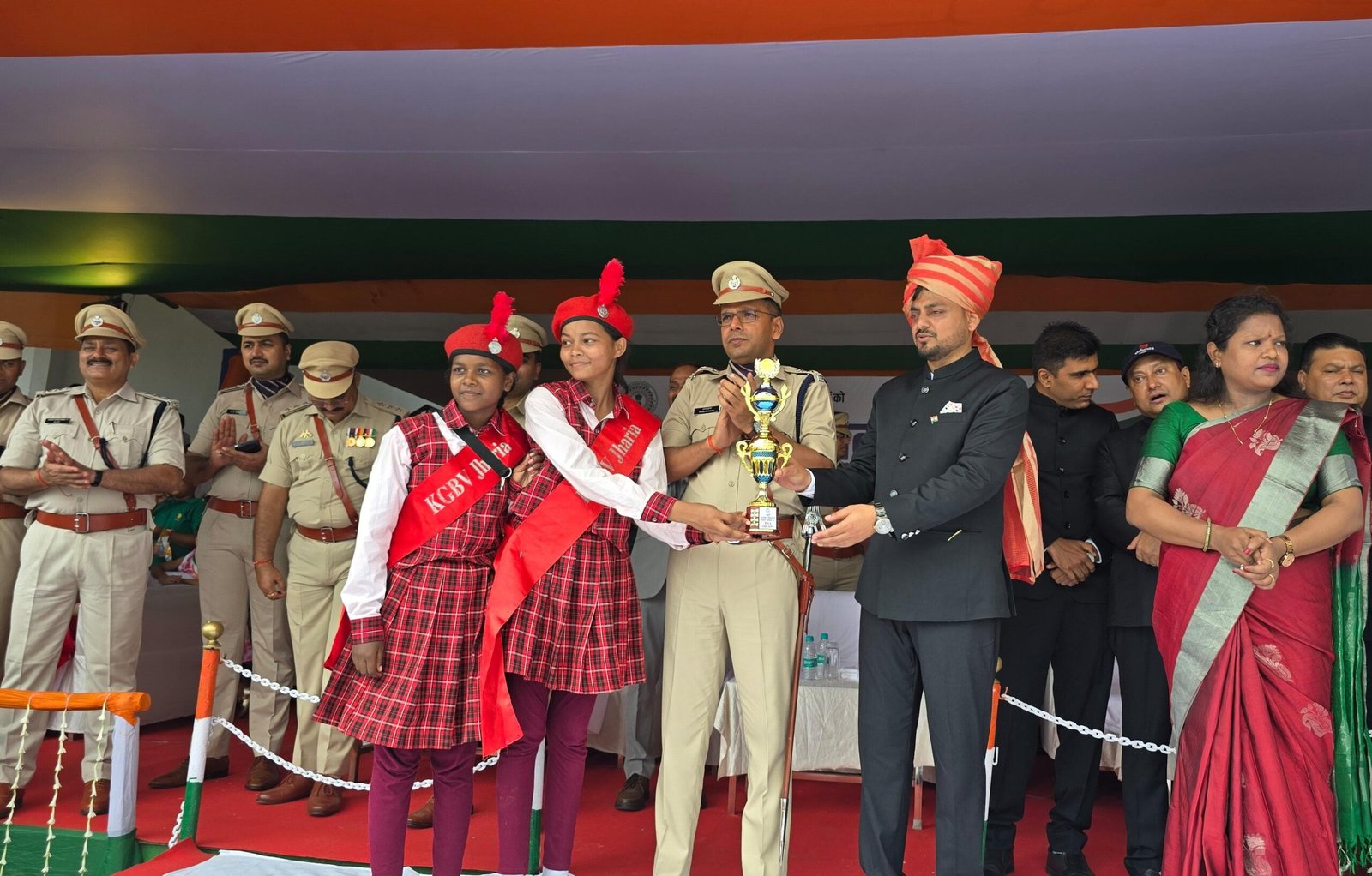 के.जी.बी.वी. झरिया ने प्रस्तुत किया आकर्षक बैंड प्रदर्शन…