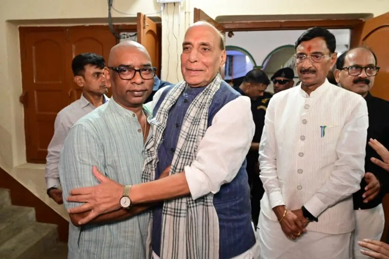 नेमरा, रामगढ़ में पूर्व मुख्यमंत्री शिबू सोरेन जी के “संस्कार भोज” में शामिल हुए केंद्रीय रक्षा मंत्री राजनाथ सिंह व अन्य गणमान्य…