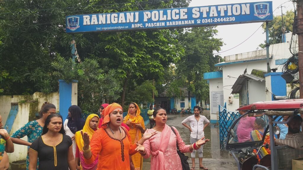 इलाका दखल को लेकर किन्नर समाज के दो गुटों मे हिंसक झड़प… जमकर चले लात घुसे… दोनों गुटों ने एक दूसरे को लाठी डंडो से पीटने का भी लगाया आरोप…