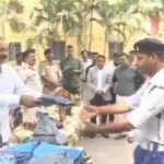 धनबाद ट्रैफिक पुलिस को बारिश से राहत के लिए NGO ने बांटे रेनकोट…