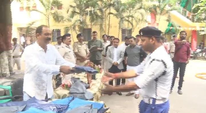 धनबाद ट्रैफिक पुलिस को बारिश से राहत के लिए NGO ने बांटे रेनकोट…