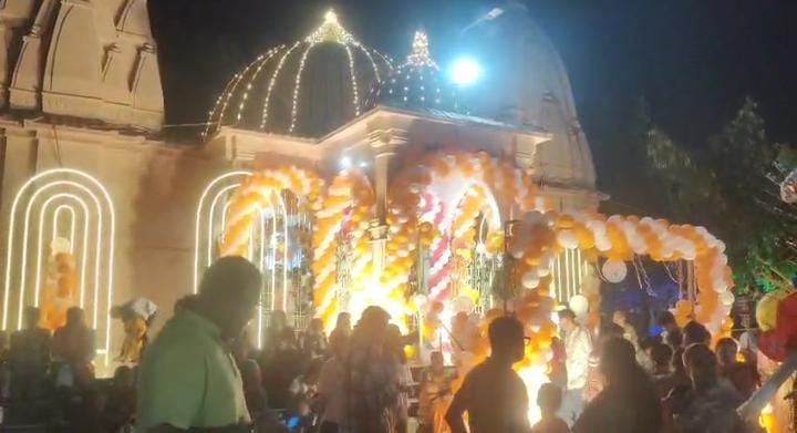 श्रीकृष्ण जन्माष्टमी के उपलक्ष्य में भव्य रूप से सजाया गया हीरापुर हरिमंदिर,भगवान श्रीकृष्ण की पूजा करने उमड़ी भक्तों की भीड़…