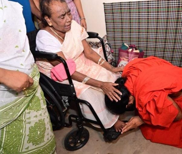 रूपी सोरेन के चरणों में नतमस्तक हुए बाबा रामदेव, देखिये नेमरा की तस्वीरें…