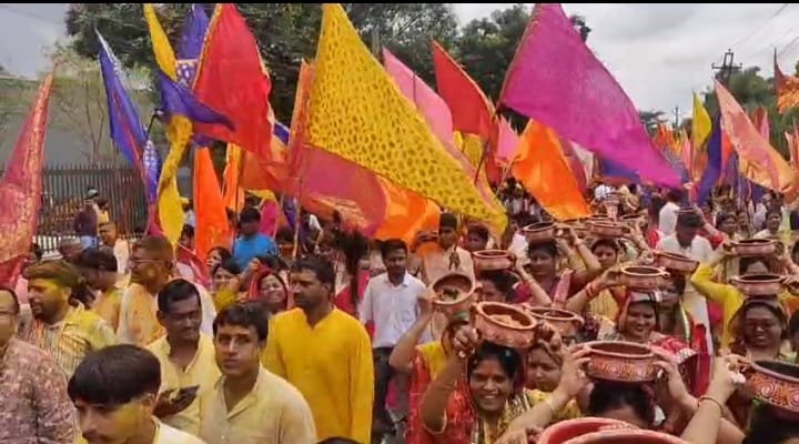 श्री श्याम बालाजी धाम मैथन के लिए चिरकुंडा से निकला निशान यात्रा, सैकड़ो भक्त हुए शामिल…