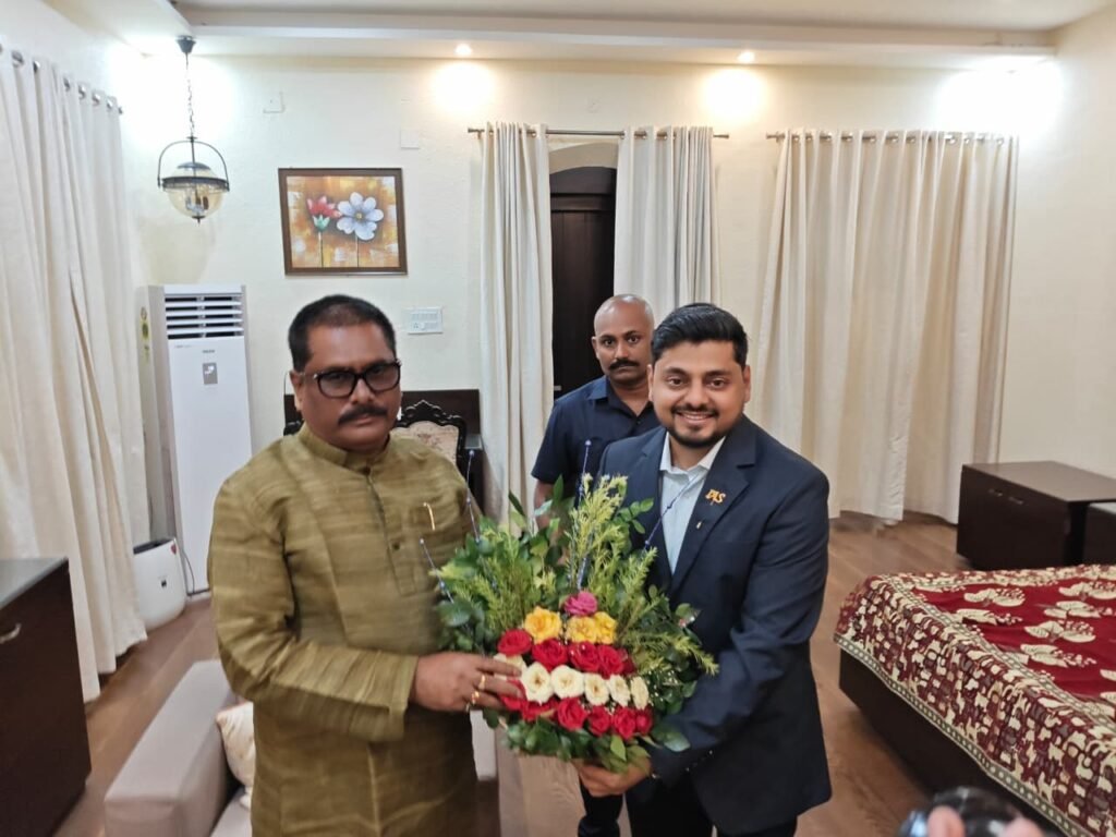 मंत्री, योगेन्द्र प्रसाद के धनबाद आगमन पर उपायुक्त एवं एसएसपी ने पुष्पगुच्छ देकर किया स्वागत…