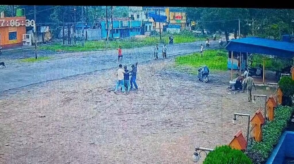 पुरानी रंजिश को लेकर फतेहपुर में दो गुट में हुई मारपीट.. वीडियो वायरल