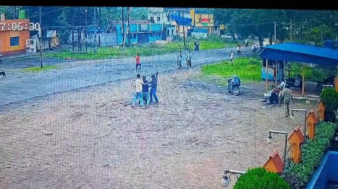 पुरानी रंजिश को लेकर फतेहपुर में दो गुट में हुई मारपीट.. वीडियो वायरल