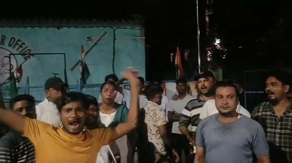 बराकर में TMC समर्थक पार्षद के खिलाफ हंगामा, लोगों ने गणेश पूजा मेला का पैसा गबन के आरोप में पार्टी कार्यालय का किया घेराव…