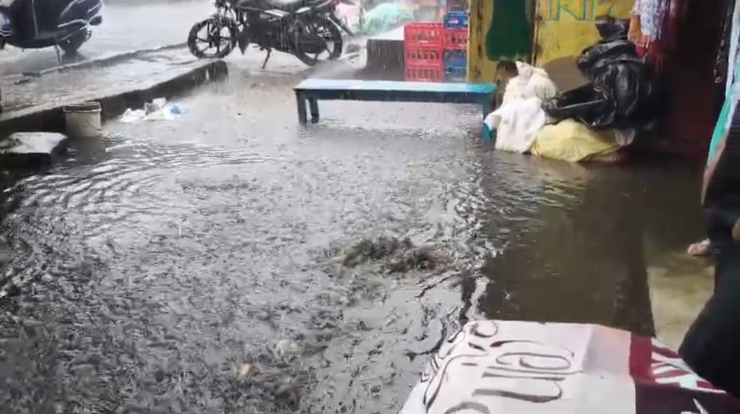 हलकी बारिश मे पानी से लबालब हो जाता है बराकर का स्टेशन रोड बाजार…