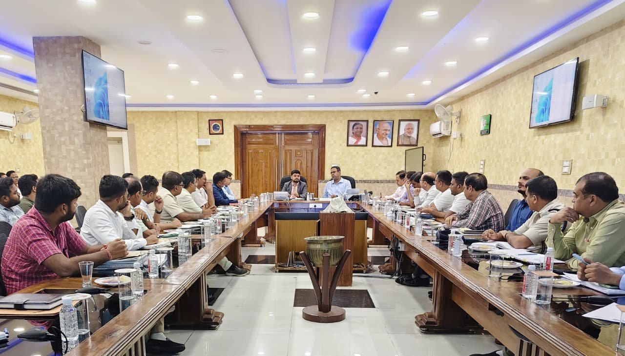 जिला प्रशासन व ईसीआर की बैठक संपन्न..रेलवे से जुड़ी संरचनात्मक व प्रबंधन योजनाओं पर किया विचार-विमर्श…