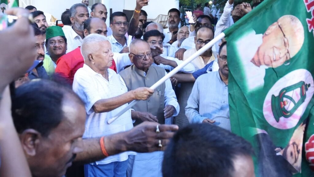 मिशन 2025,तेजस्वी संदेश रथ को राष्ट्रीय अध्यक्ष श्री लालू प्रसाद जी ने हरी झंडी दिखाकर पटना के हर गांव मैं प्रचार प्रसार के लिए रवाना किया….