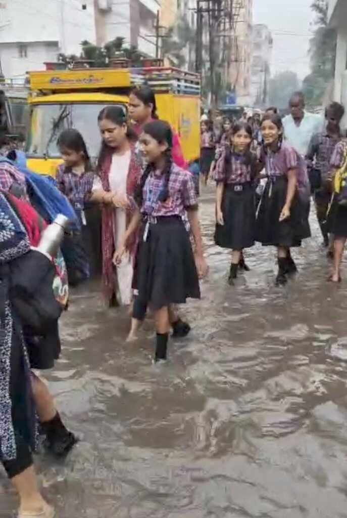 राजकमल सरस्वती विद्या मंदिर के बाहर जलजमाव से विद्यार्थियों की परेशानी…