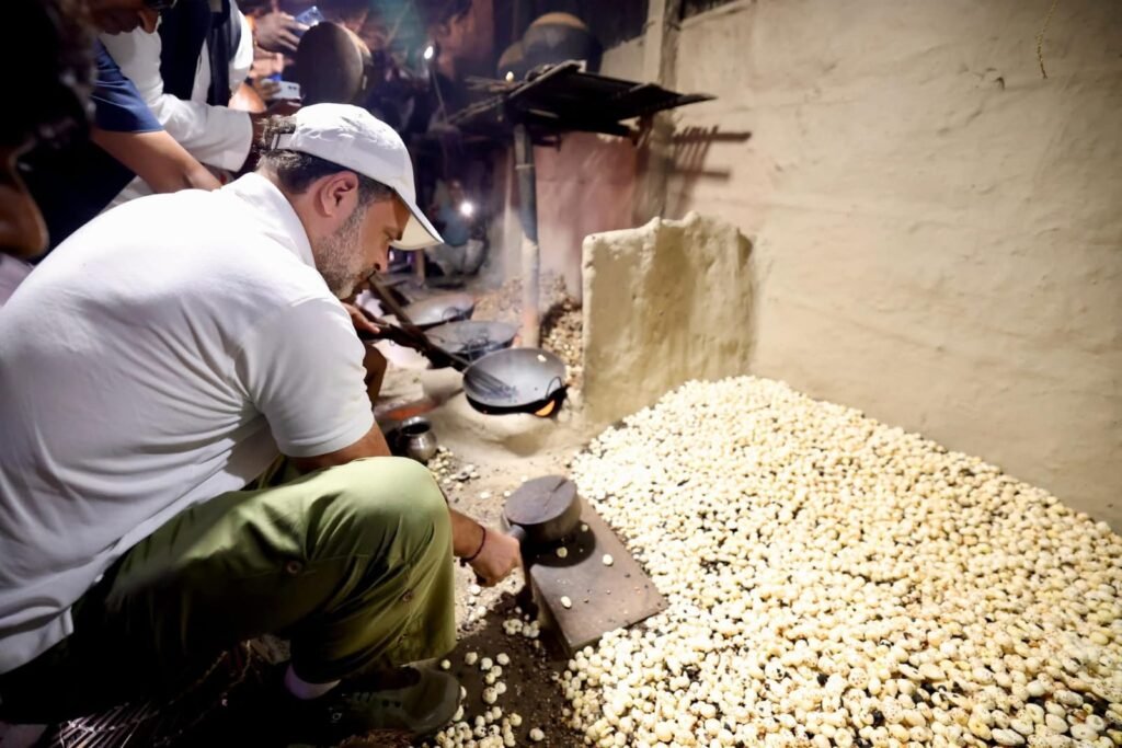 राहुल गांधी की वोटर अधिकार यात्रा… कटिहार में मखाना किसानों का दर्द जानने के बाद सरकार पर बोला हमला…सोशल मीडिया पर फोटो डालने के साथ लिखा…