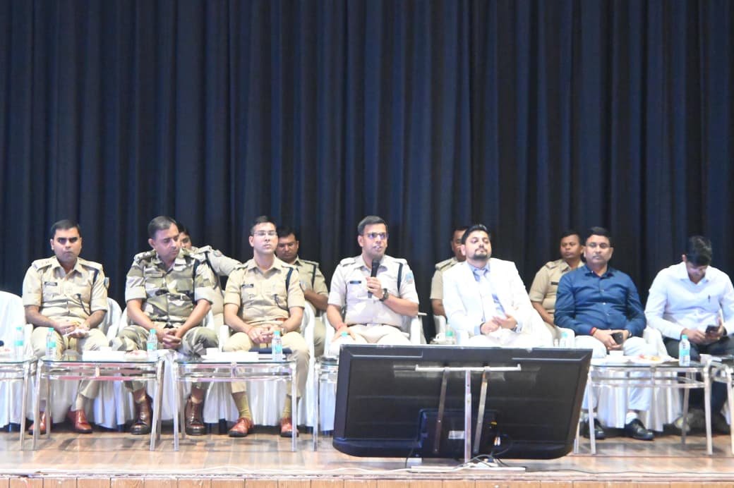 धनबाद डीसी ने कह,नियम के अनुसार लैंड ट्रांसफर करें बीसीसीएल, रजिस्ट्री से पहले रैयतों को दें मुआवजा…