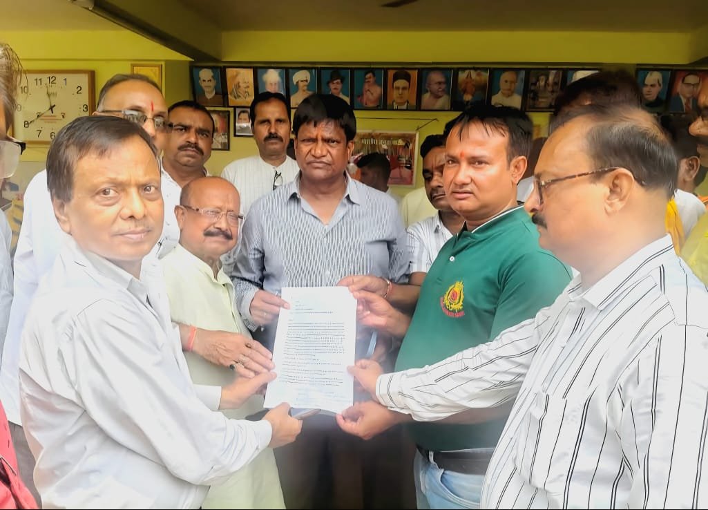 झरिया के भूमि संबंधी समस्याओं को लेकर व्यवसायियों का प्रतिनिधिमंडल मिला सांसद ढुल्लू महतो से, सर्वे और दाखिल-खारिज को लेकर जताई चिंता…