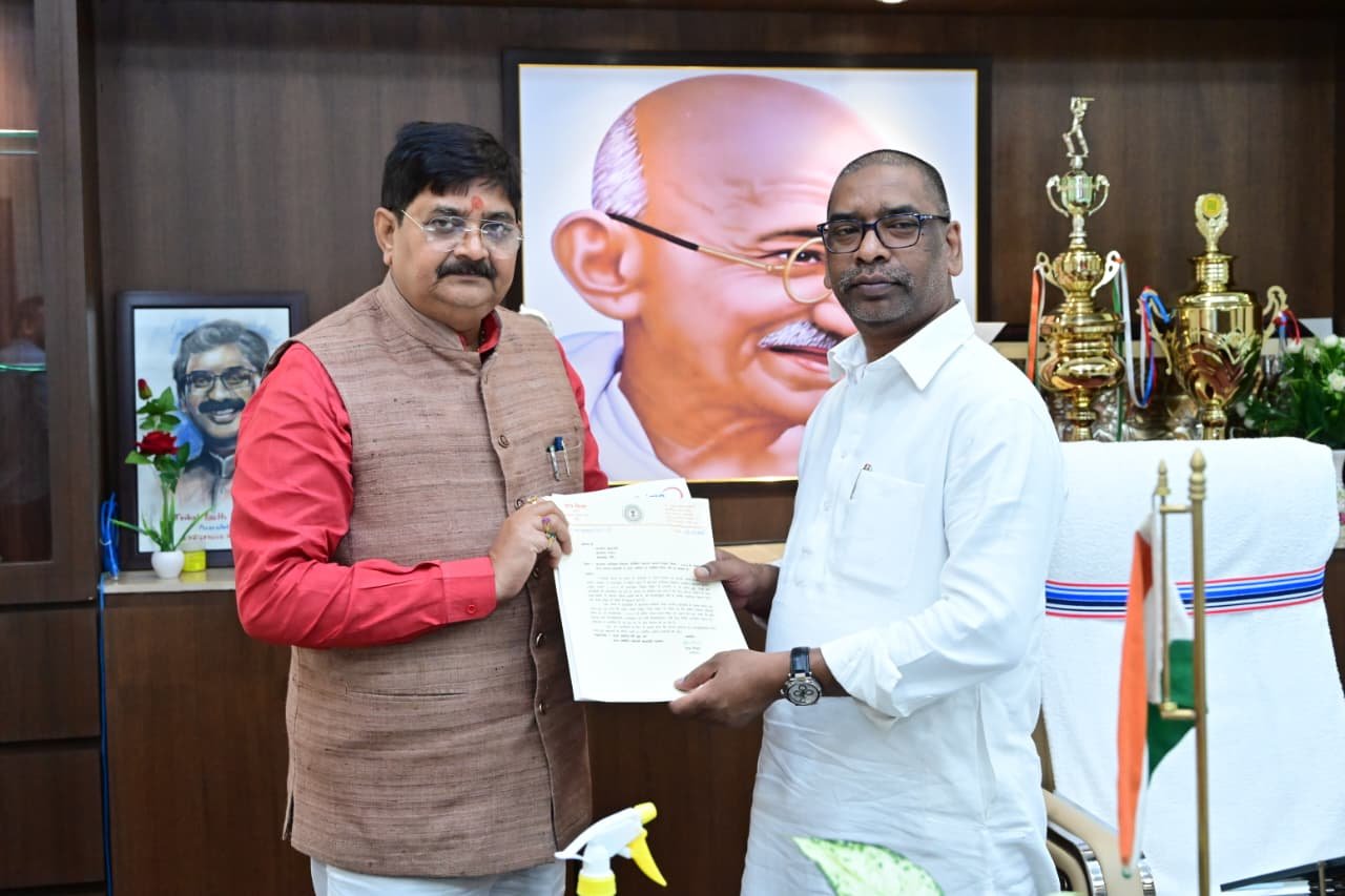 सहायक आचार्य संयुक्त परीक्षा के उत्तीर्ण अभ्यर्थियों के परिणाम जारी करने को लेकर विधायक राज सिन्हा ने सीएम हेमंत से की मुलाकात…