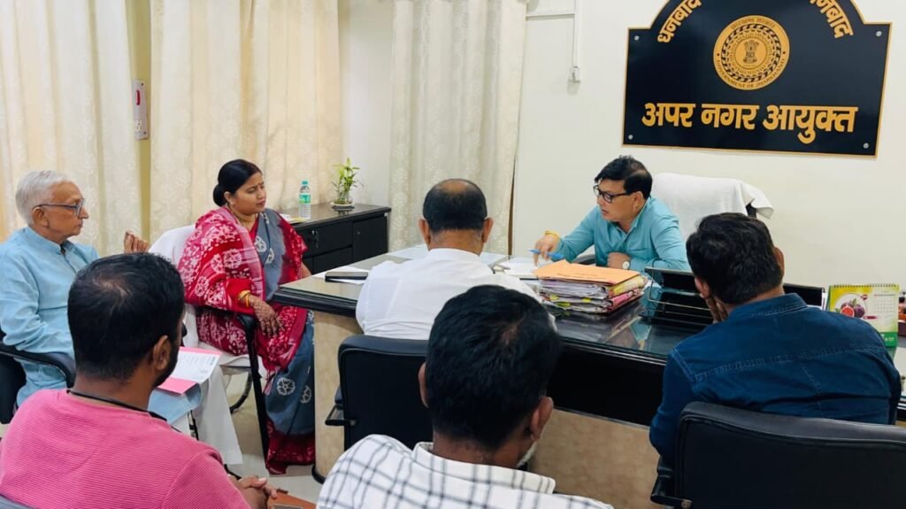 सफाई कर्मियों के वेतन व अन्य सुविधाओं, पानी, सड़क, स्ट्रीट लाइट की समस्या को लेकर नगर आयुक्त से मिली विधायक रागिनी सिंह…