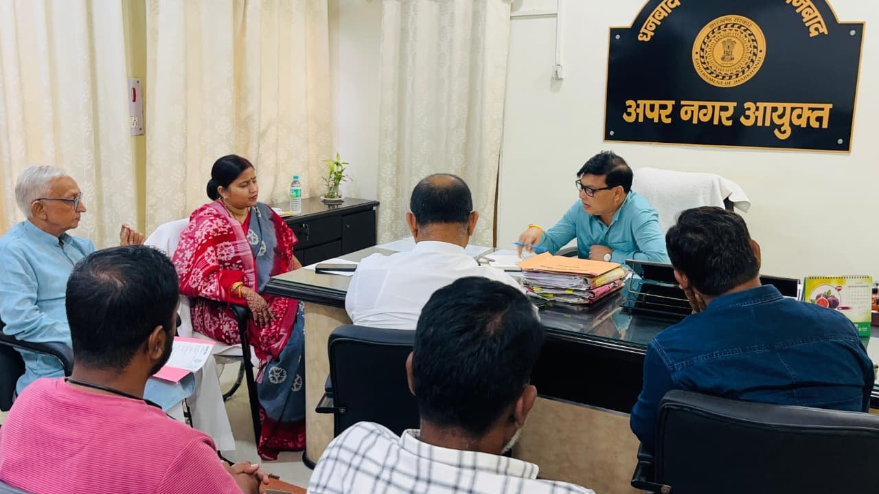 सफाई कर्मियों के वेतन व अन्य सुविधाओं, पानी, सड़क, स्ट्रीट लाइट की समस्या को लेकर नगर आयुक्त से मिली विधायक रागिनी सिंह…