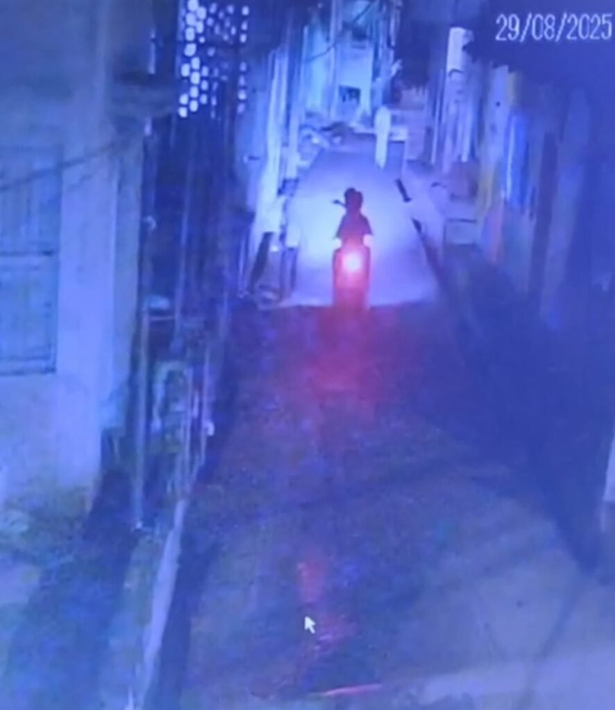 आसनसोल नगर निगम कुलटी बोरो कार्यालय के चतुर्थ वर्गीय कर्मी की सरेआम गोली मारकर हत्या, वारदात की तसवीरें सिसिटीवी कैमरे मे कैद…