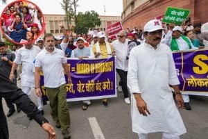 डेटा फटेगा…’वोट चोरी’ पर सड़क से संसद तक बवाल, राहुल गांधी के समर्थन में विपक्ष ने खोला मोर्चा…