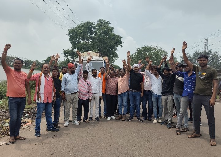 रघुकुल व जनता मजदूर संघ(बच्चा गुट) के असंगठित मजदूरों ने भौरा लोडिंग पॉइंट कार्य को बंद कर विरोध प्रदर्शन के साथ दिया धरना..