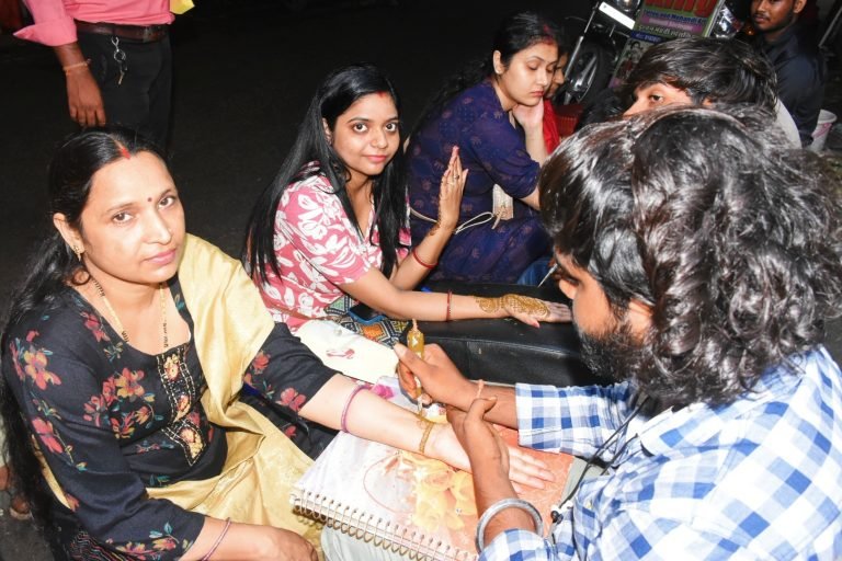 पति की दीर्घायु के लिए आज निर्जला व्रत रखेंगी सुहागिनें…