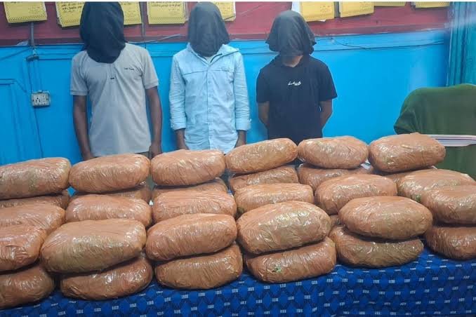 राजधानी एक्सप्रेस में 42 किलो गांजा बरामद, तीन तस्कर गिरफ्तार…